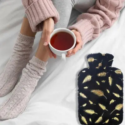 Bouillotte peluche chaleureuse et douce contre les engelures d'une femme assise pour se réchauffer