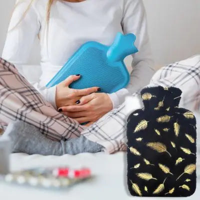 Bouillotte peluche noire qui calme les douleurs est douce-et-apaisante, noire et dorée