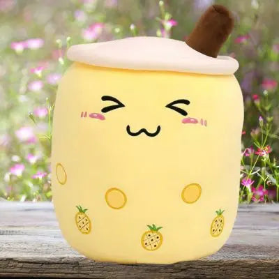 Peluche bubble tea ananas grincheux sur le banc au jardin