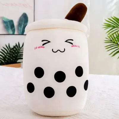 Peluche bubble tea lait frappé grincheux sur une table du salon