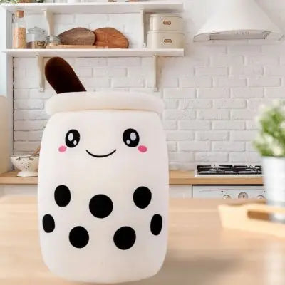 Peluche bubble tea lait frappé merveilleux sourire radieux dans la cuisine
