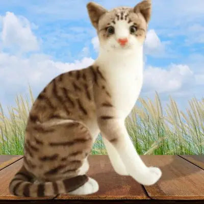 Peluche chat réaliste tigré-peluche chat brun et blanc au bord du lac