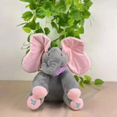 Peluche éléphant gris avec magnifiques oreilles dansantes assis par terre au salon