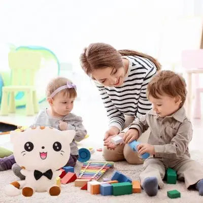 Peluche kawaii-peluche chat assise aux pattes brunes à la crèche avec des enfants