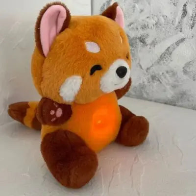 Peluche panda kawaii stitch respirant assis de profil, agréable et trop mignon