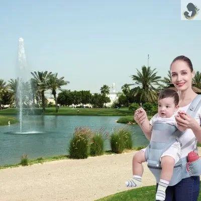 Porte bébé avec une maman portant son bébé au parc naturel