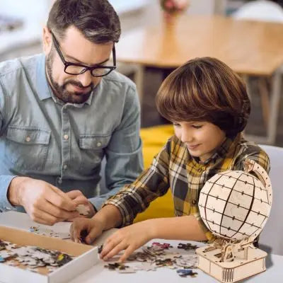Puzzle 3D le globe terrestre le bon jeu préféré entre papa et garçon