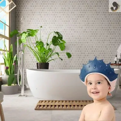 visiere bain bebe bleue sur fillette en salle de bain
