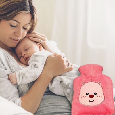 Bouillotte peluche, un nounours chaleureux entre un bébé et sa mère