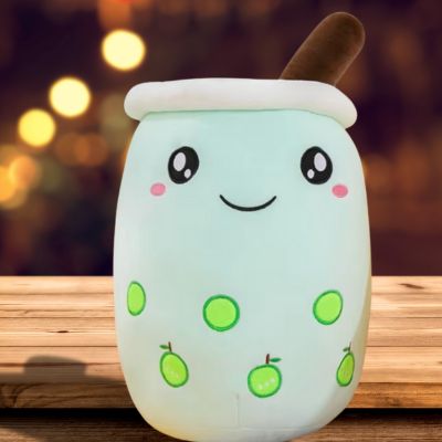 Peluche bubble tea-peluche-kawaii dans la terrasse durant la nuit