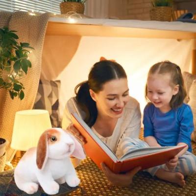 Peluche lapin réaliste blond au pelage doré avec fille et maman heureuses