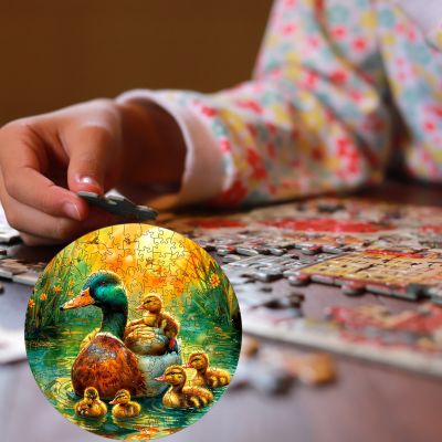 Puzzle en bois le canard et ses mignons petits avec un adulte qui joue