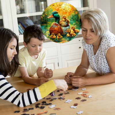 Puzzle en bois le canard magique avec enfants et parents au salon