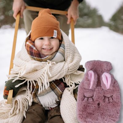 bouillotte peluche kawaii peluche lapin qui veille sur une fillette contre le froid