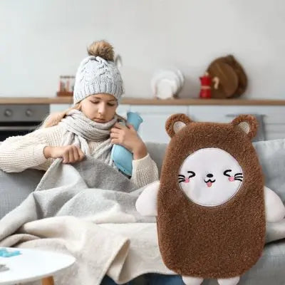 Bouillotte peluche-la peluche kawaii-chat-au-salon-avec-fille