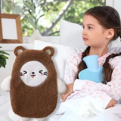 Bouillotte peluche-la peluche kawaii chat-avec-fille-serrant-sa-bouillote