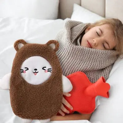Bouillotte peluche-la peluche kawaii chat-souriant-avec-fille-dormant-avec-sa-bouillote