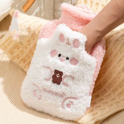 Bouillotte peluche kawaii lapin blanc entre les mains de maman qui réchauffent