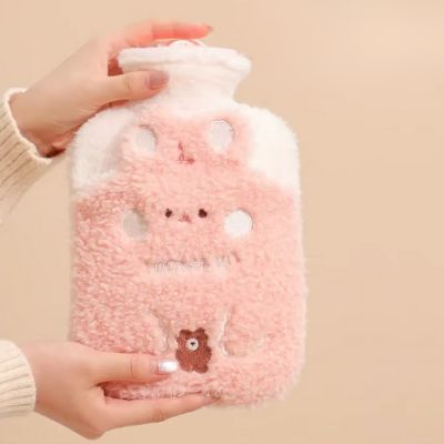 Bouillotte peluche lapin kawaii dans les mains de maman