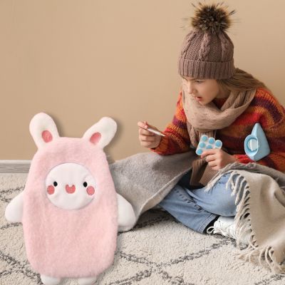 Bouillotte peluche lapin la peluche kawaii-mignon-avec-fille-qui-se-soigne