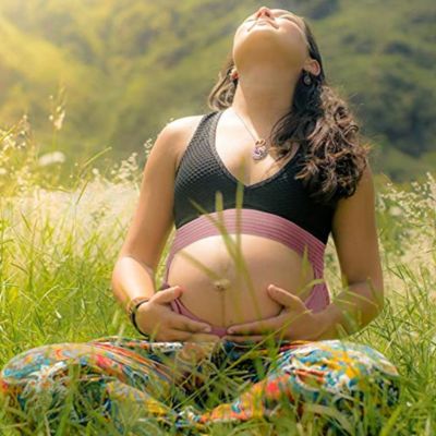 Ceinture abdominale ergonomie et confort portée par une femme au jardin