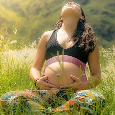 Ceinture abdominale ergonomie et confort portée par une femme au jardin