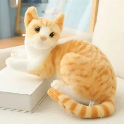 chat peluche réaliste-roux et blanc au bureau