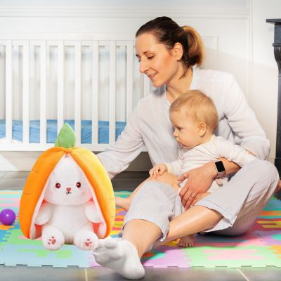 Doudou lapin blanc génial avec bébé dans les bras de maman