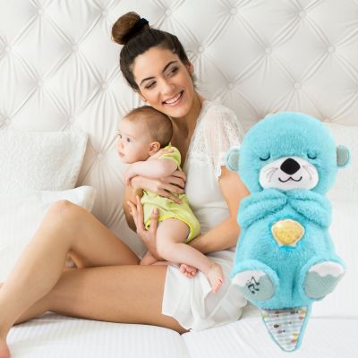 Doudou loutre bleu turquoise avec bébé et maman au lit peluche loutre