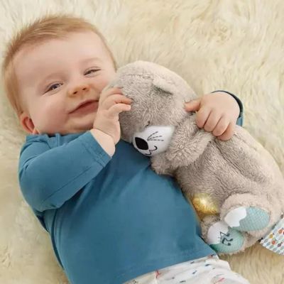 Doudou loutre grise douce apaise le bébé souriant qui joue dans son lit-peluche loutre