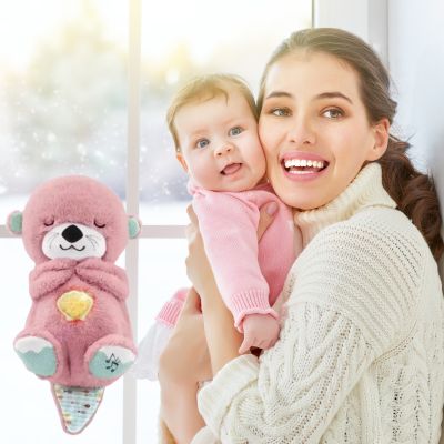 Doudou loutre rose intelligente et qui respire peluche loutre avec maman et fille souriantes