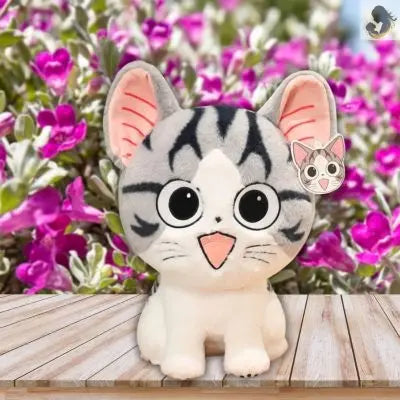 Kawaii peluche chat strié assis entre les fleurs peluche chat heureux