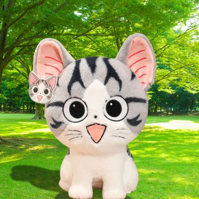 Kawaii peluche chat souriant strié dans un beau jardin parc peluche chat