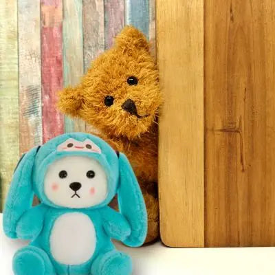 Ours en peluche teddy bear peluche kawaii présenté en lapin assis