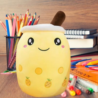 Peluche bubble tea ananas souriant sur un pupitre à l'école