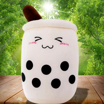 Peluche bubble tea lait frappé grincheux dans la terasse du jardin