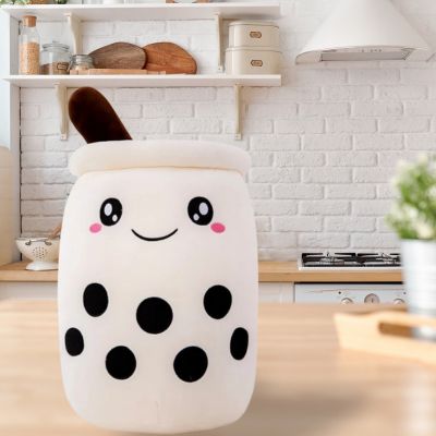 Peluche bubble tea lait frappé merveilleux sourire radieux dans la cuisine 