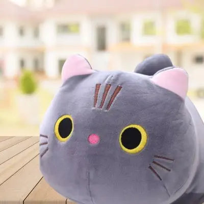 Peluche chat-peluche kawaii coussin mignon stitch, doudou sur la table au balcon du jardin
