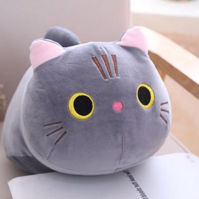 Peluche chat gris peluche kawaii assis au salon avec d'agréables yeux jaunes