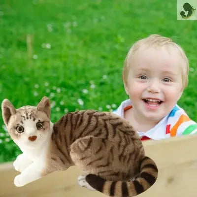 Peluche chat réaliste beige peluche chat avec fille souriante au jardin