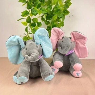 Peluche elephant gris avec magnifiques oreilles dansantes assis au salon