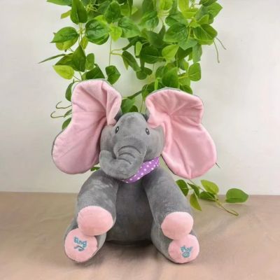 Peluche elephant gris avec magnifiques oreilles dansantes assis par terre au salon