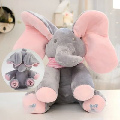 Peluche elephant gris avec de magnifiques larges oreilles roses dansantes assis au salon