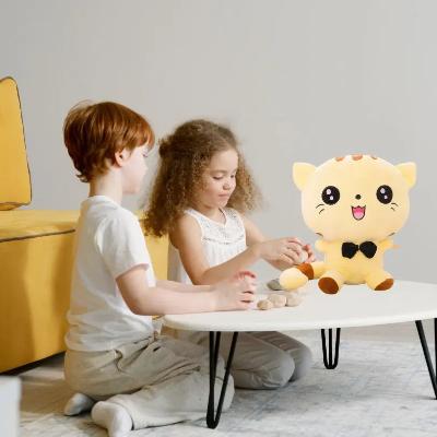 Peluche kawaii jaune sur la table avec des enfants-peluche chat soyeuse