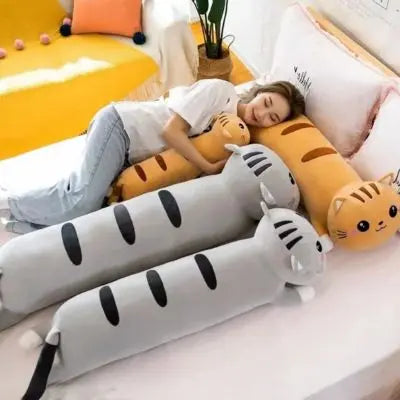 Peluche kawaii chat oreiller jaune et gris traversin très confortable avec fille
