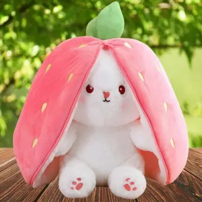 Peluche kawaii-peluche lapin fraise chatoyante assise entre les arbres