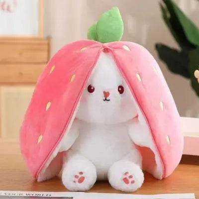 Peluche kawaii-peluche lapin fraise assise bras ouverts sur la table