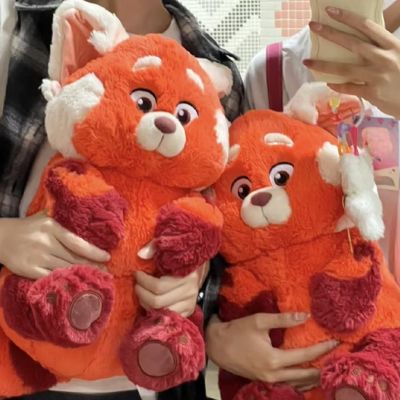 Peluche kawaii le renard roux entre les mains des enfants