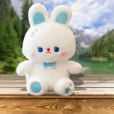 Peluche kawaii-peluche lapin aux pattes bleues assis au bord de la fenêtre