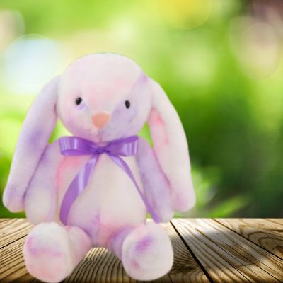 Peluche lapin pour enfant qui est mignonne et prête aux câlins